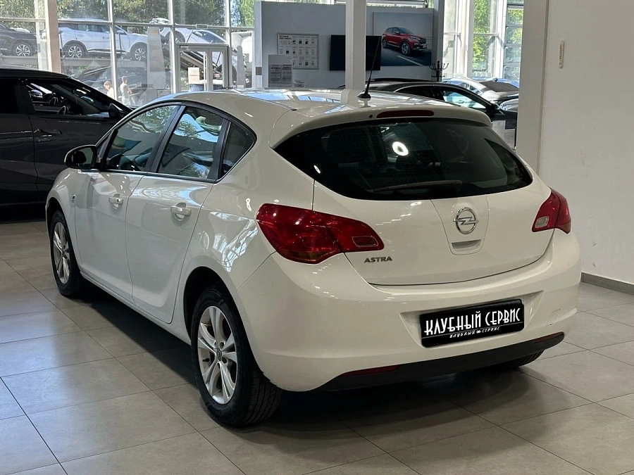 Opel Astra, 2012г., передний привод, механика