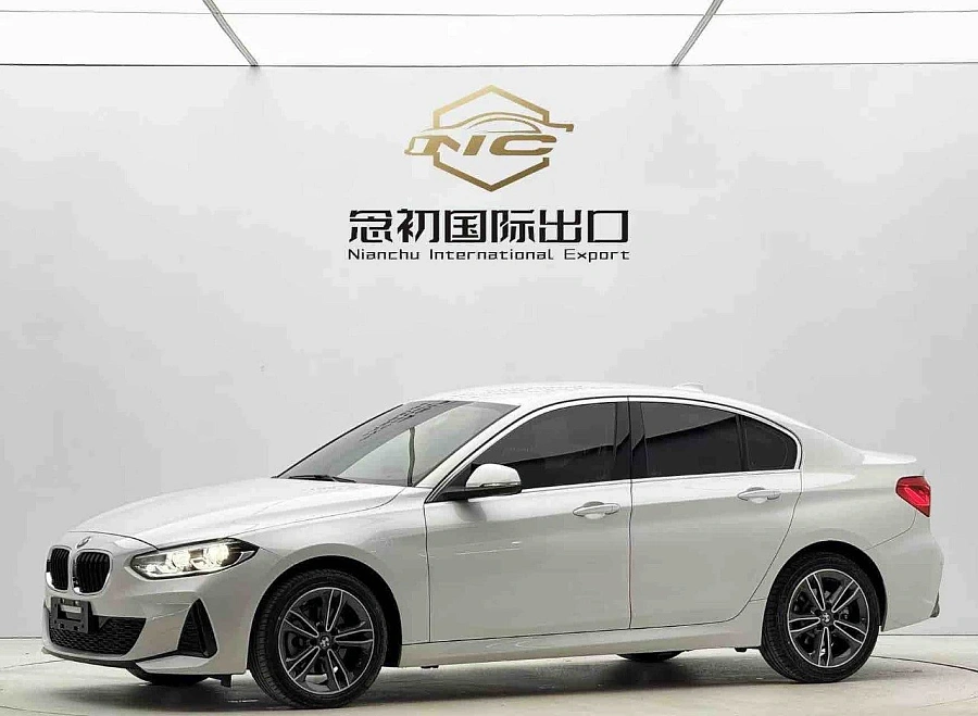 BMW 1 серии, 2022г., передний привод, робот