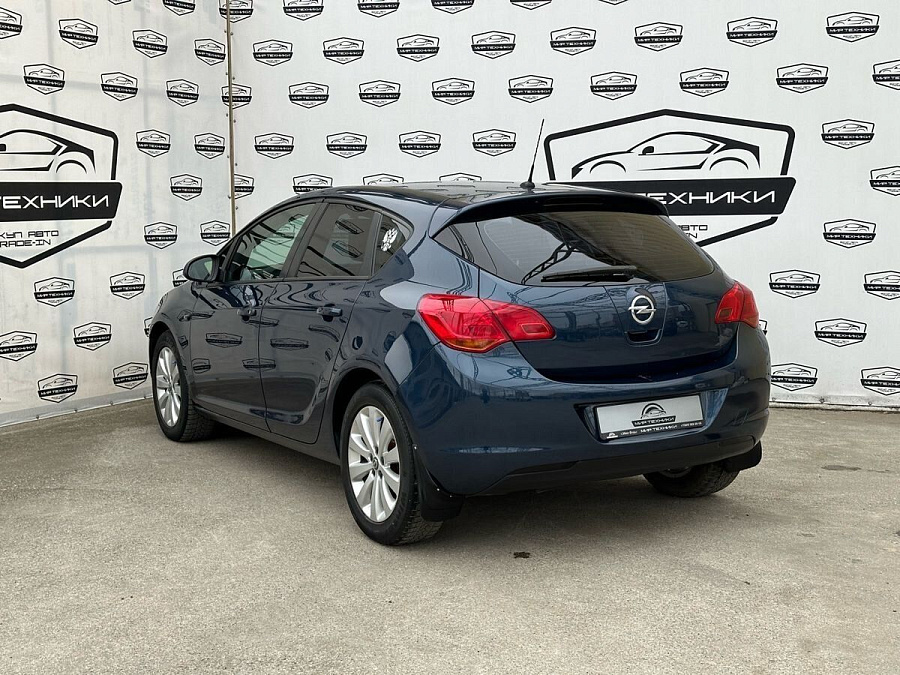 Opel Astra, 2011г., передний привод, механика