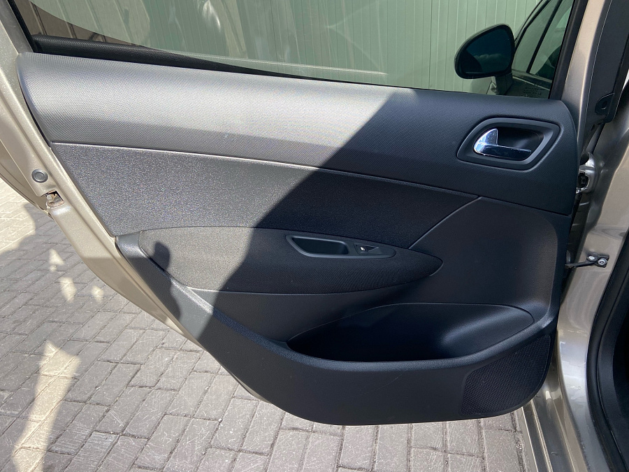Peugeot 308, 2011г., передний привод, механика