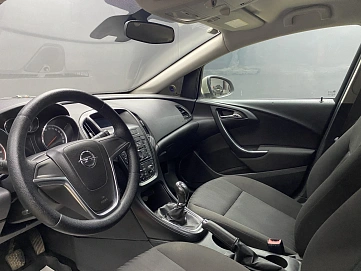 Opel Astra, 2011г, передний привод, механика