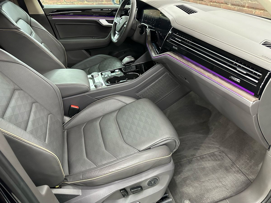 Volkswagen Touareg, 2019г., полный привод, автомат