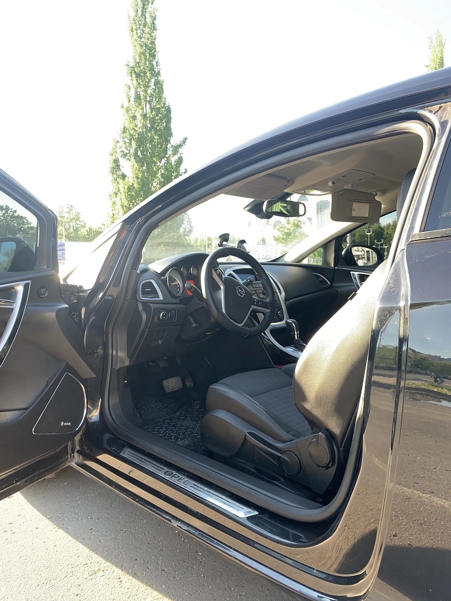 Opel Astra, 2014г., передний привод, автомат