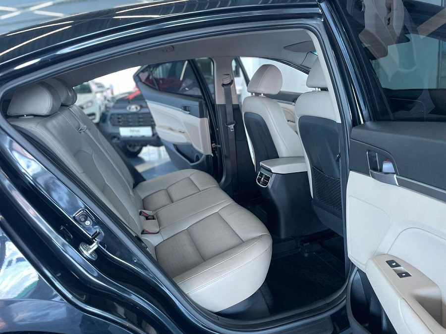 Hyundai Elantra, 2018г., передний привод, автомат