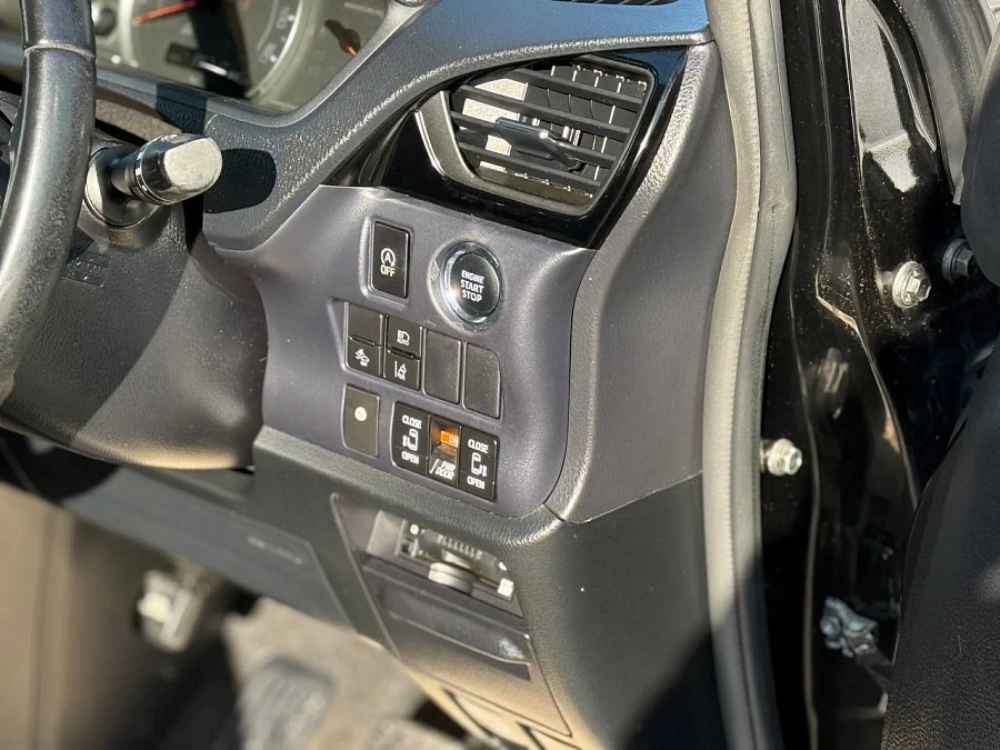 Toyota Voxy, 2017г., передний привод, вариатор