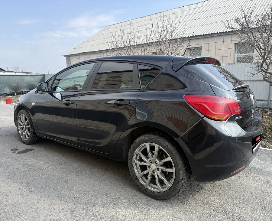 Opel Astra, 2011г., передний привод, механика