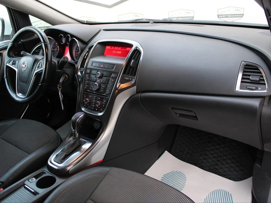Opel Astra, 2011г., передний привод, автомат