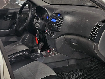 Hyundai Elantra, 2009г, передний привод, автомат