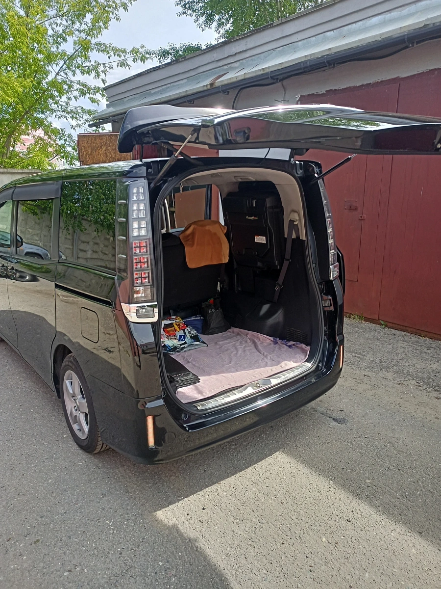 Toyota Voxy, 2014г., передний привод, вариатор