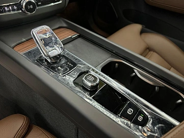 Volvo XC60, 2024г, полный привод, автомат