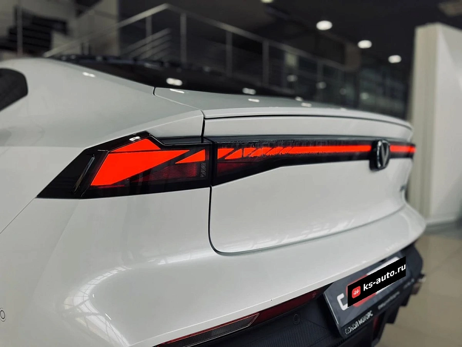 Changan UNI-V, 2023г., передний привод, робот