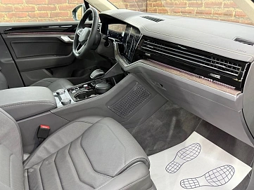 Volkswagen Touareg, 2025г, полный привод, автомат