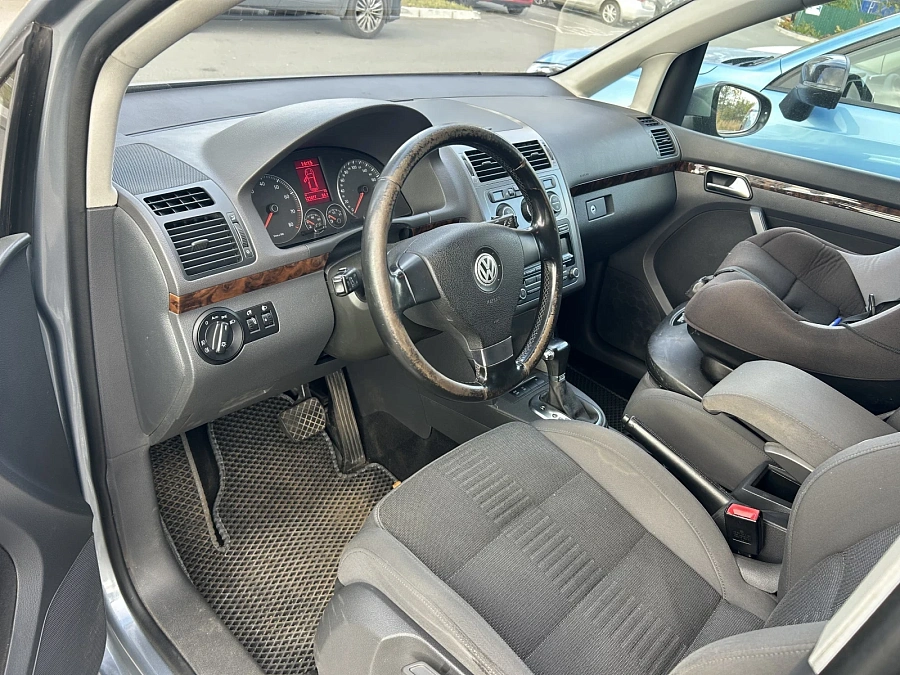 Volkswagen Touran, 2010г., передний привод, робот