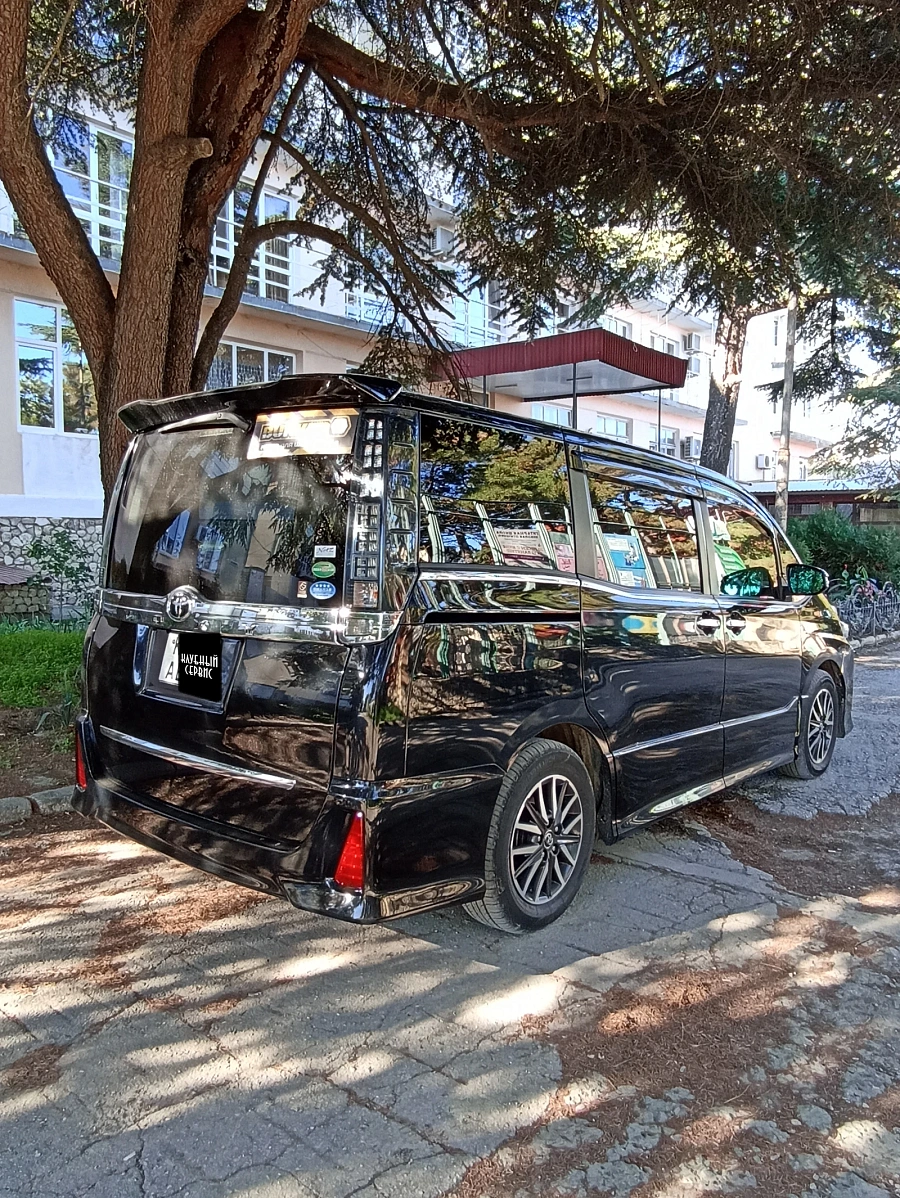 Toyota Voxy, 2015г., передний привод, вариатор