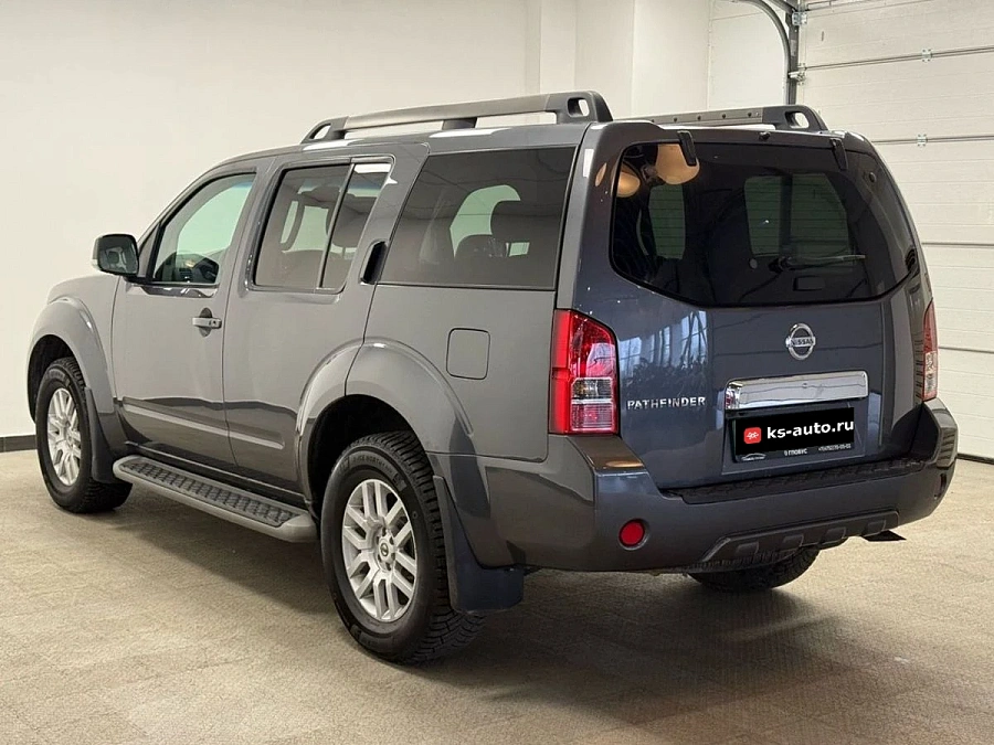 Nissan Pathfinder, 2011г., полный привод, механика