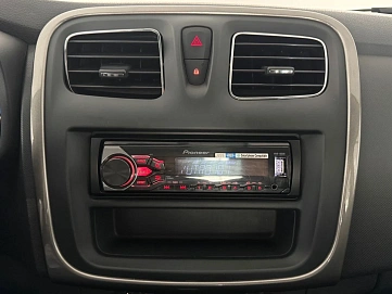 Renault Sandero, 2015г, передний привод, автомат