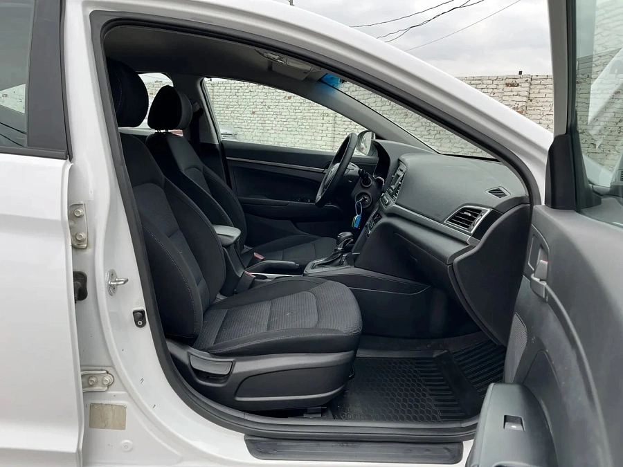 Hyundai Elantra, 2018г., передний привод, автомат