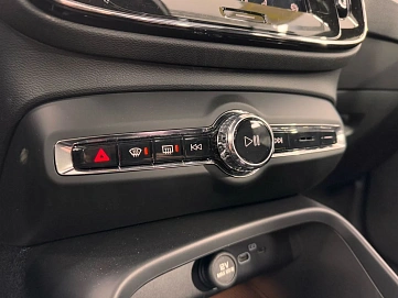 Volvo XC40, 2024г, передний привод, робот