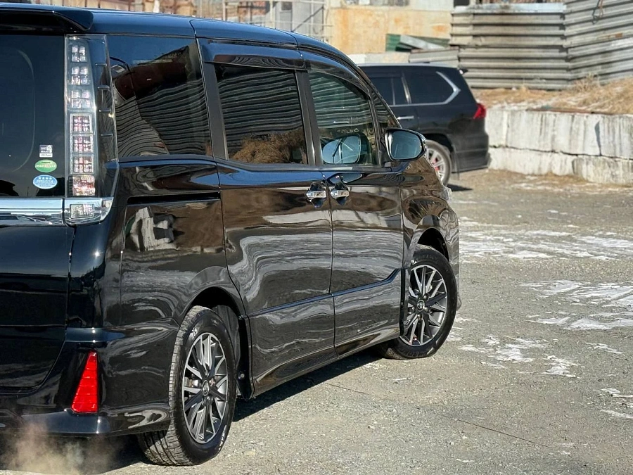 Toyota Voxy, 2017г., передний привод, вариатор