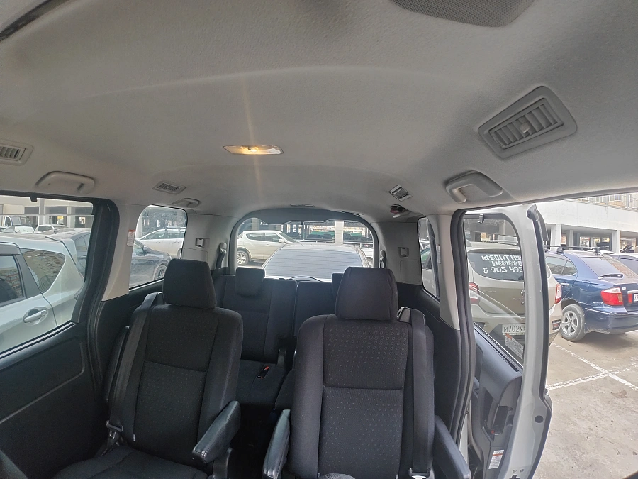 Toyota Voxy, 2014г., передний привод, вариатор