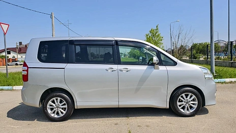 Toyota Noah, 2011г, полный привод, вариатор
