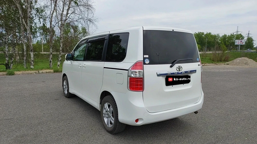 Toyota Noah, 2009г., передний привод, вариатор