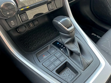 Toyota RAV4, 2021г, передний привод, вариатор