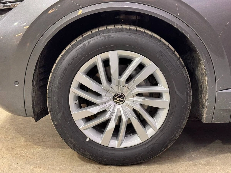 Volkswagen Touareg, 2025г., полный привод, автомат