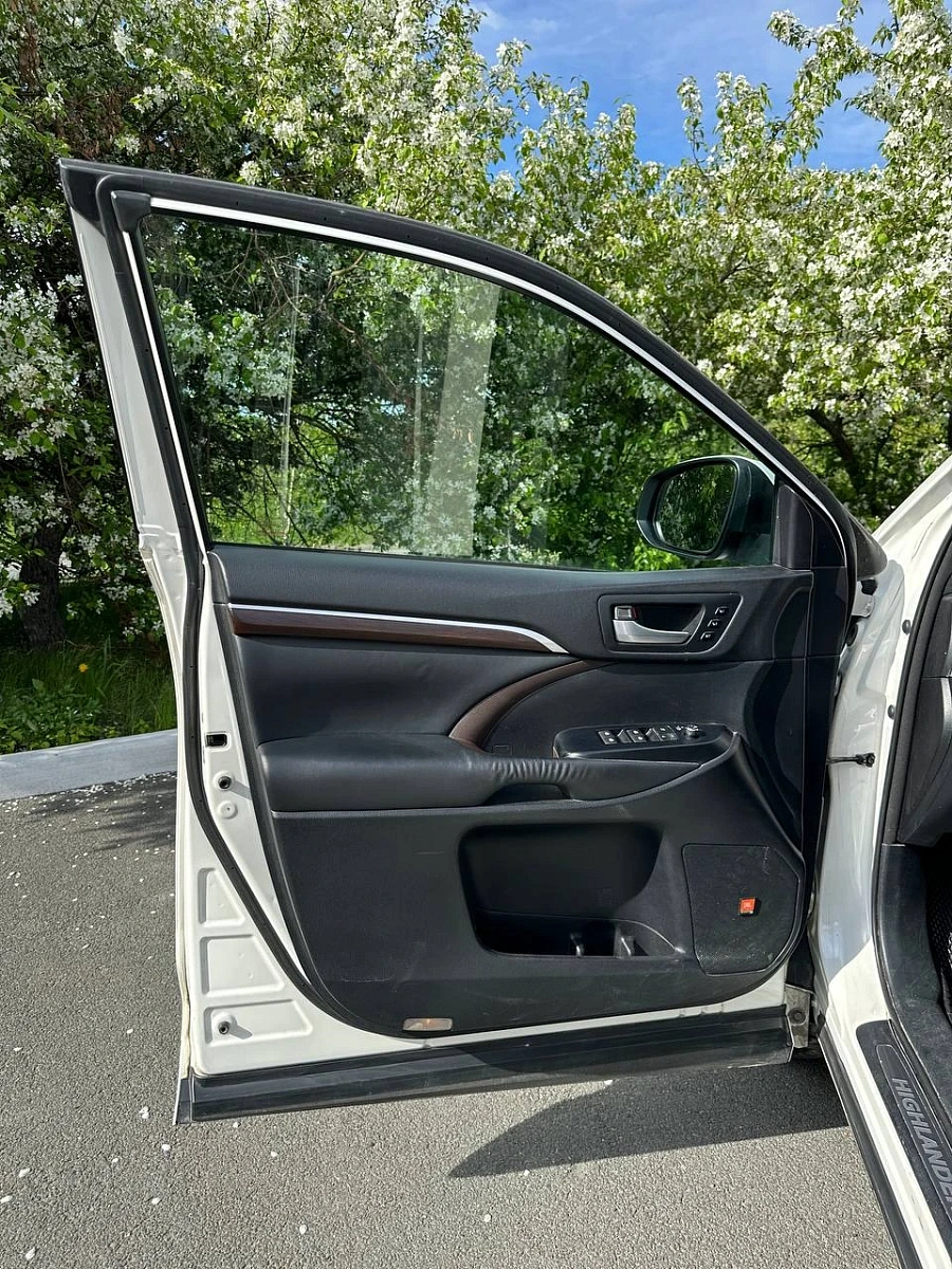 Toyota Highlander, 2015г., полный привод, автомат
