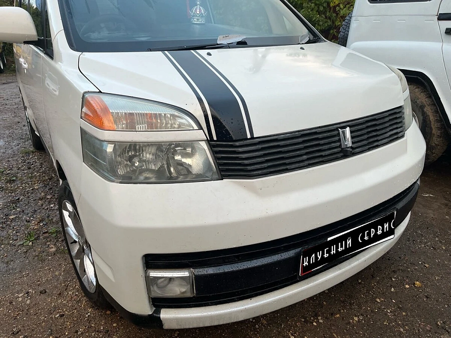 Toyota Voxy, 2004г., передний привод, автомат