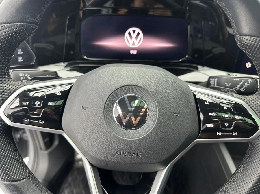 Volkswagen Golf, 2022г., передний привод, робот