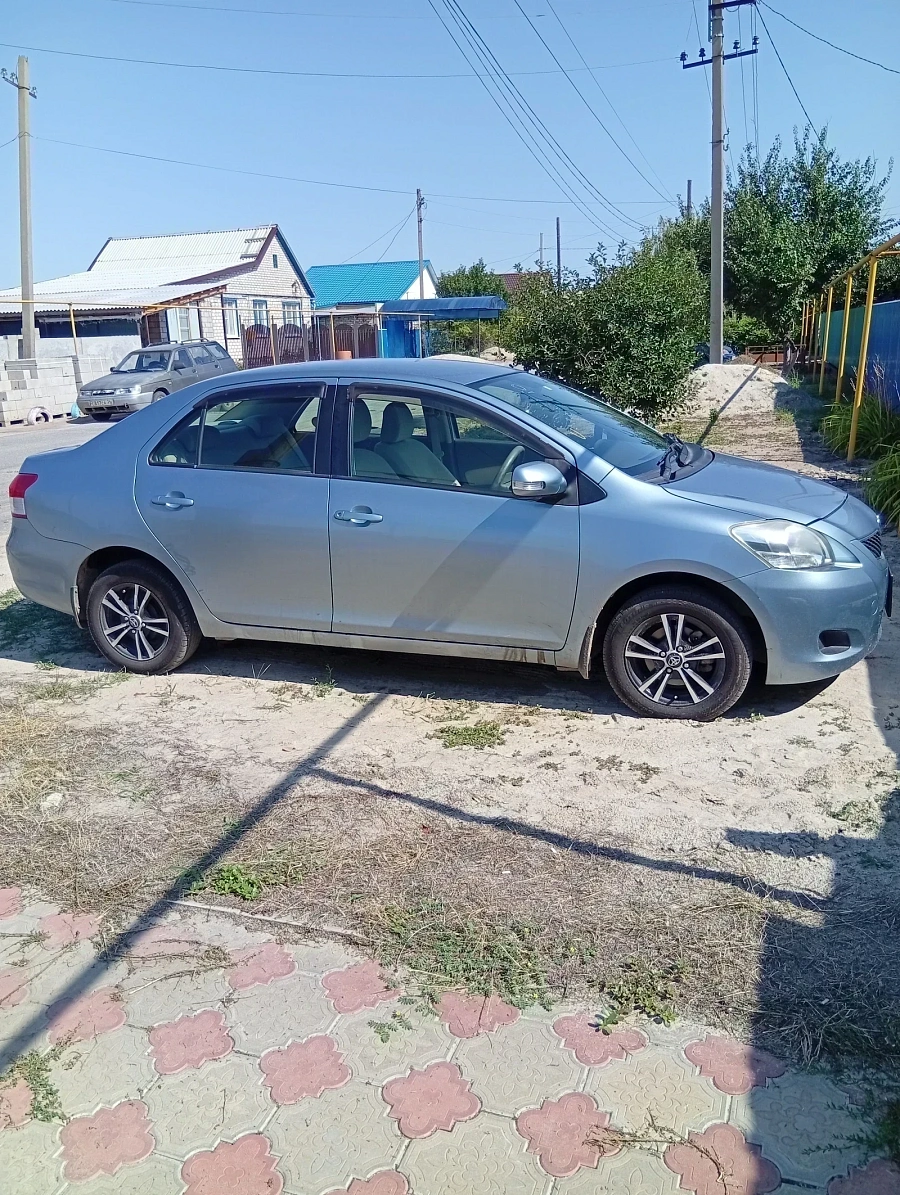Toyota Belta, 2010г., передний привод, вариатор