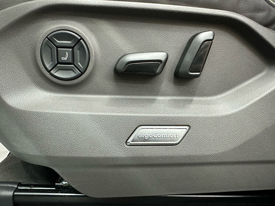 Volkswagen Touareg, 2019г., полный привод, автомат