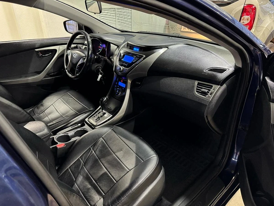 Hyundai Elantra, 2012г., передний привод, автомат