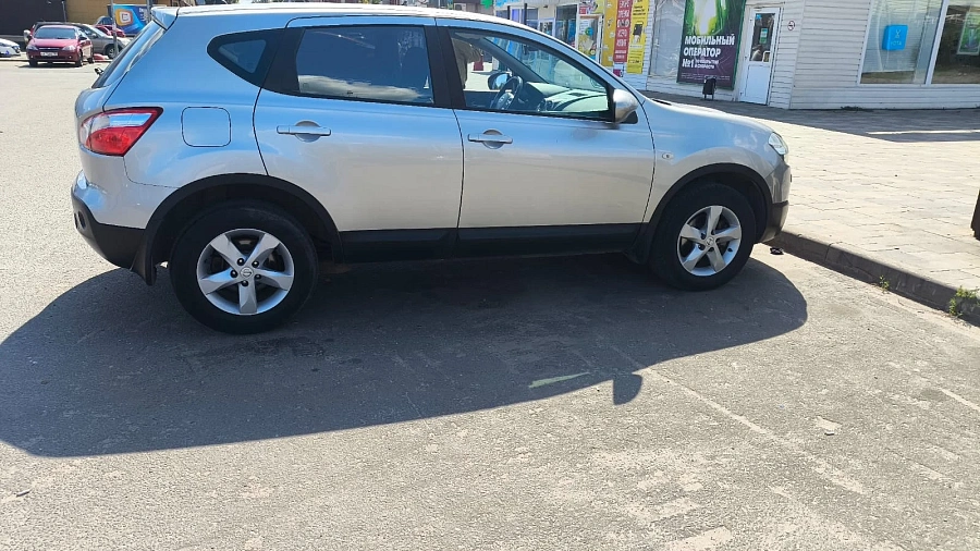 Nissan Qashqai, 2011г., передний привод, вариатор