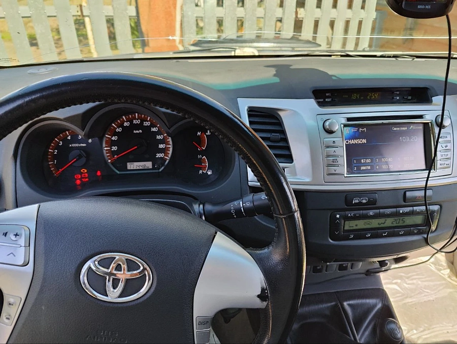 Toyota Hilux, 2013г., полный привод, механика