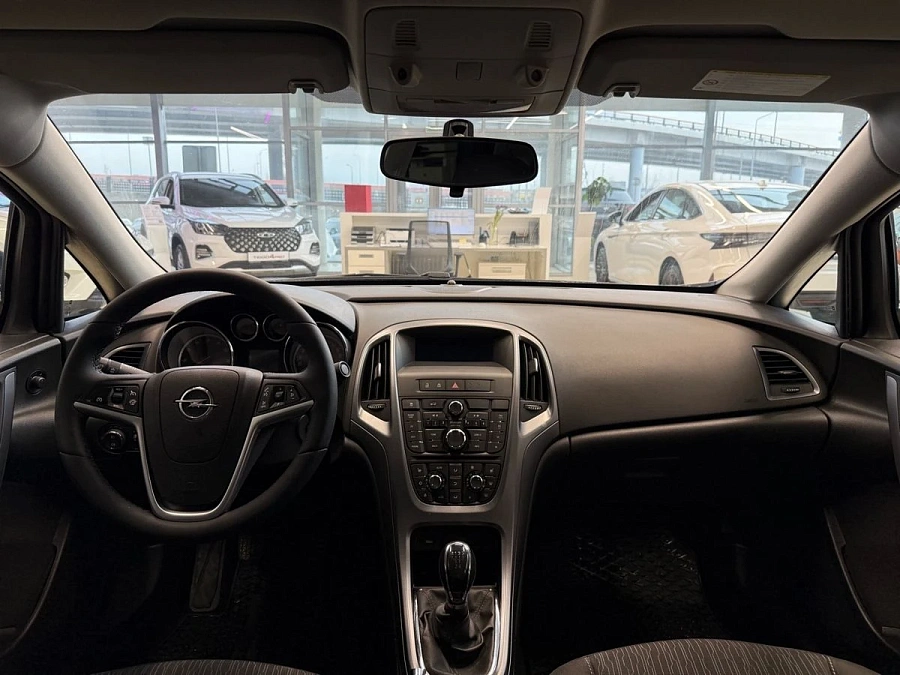 Opel Astra, 2014г., передний привод, механика