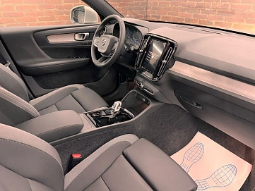 Volvo XC40, 2024г, передний привод, робот