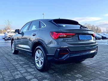 Audi Q3, 2022г, передний привод, робот