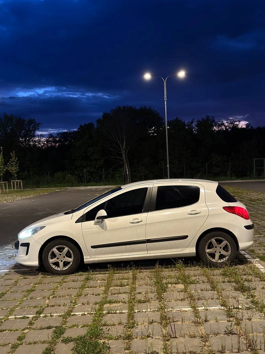 Peugeot 308, 2009г., передний привод, автомат