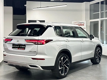 Mitsubishi Outlander, 2023г, передний привод, вариатор
