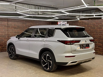 Mitsubishi Outlander, 2023г, передний привод, вариатор