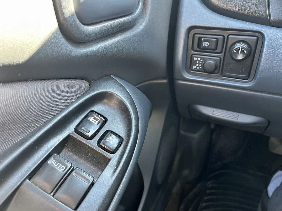 Nissan Almera, 2004г., передний привод, механика