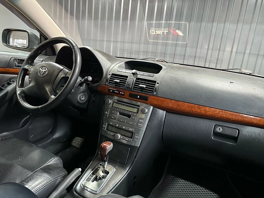Toyota Avensis, 2004г., передний привод, автомат