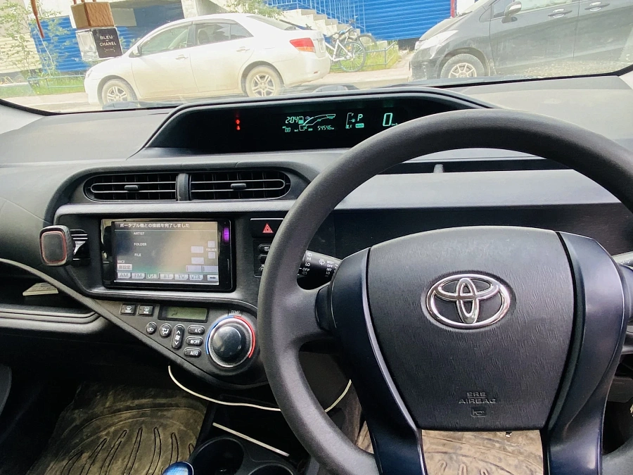 Toyota Aqua, 2013г., передний привод, вариатор