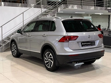 Volkswagen Tiguan, 2018г, передний привод, робот