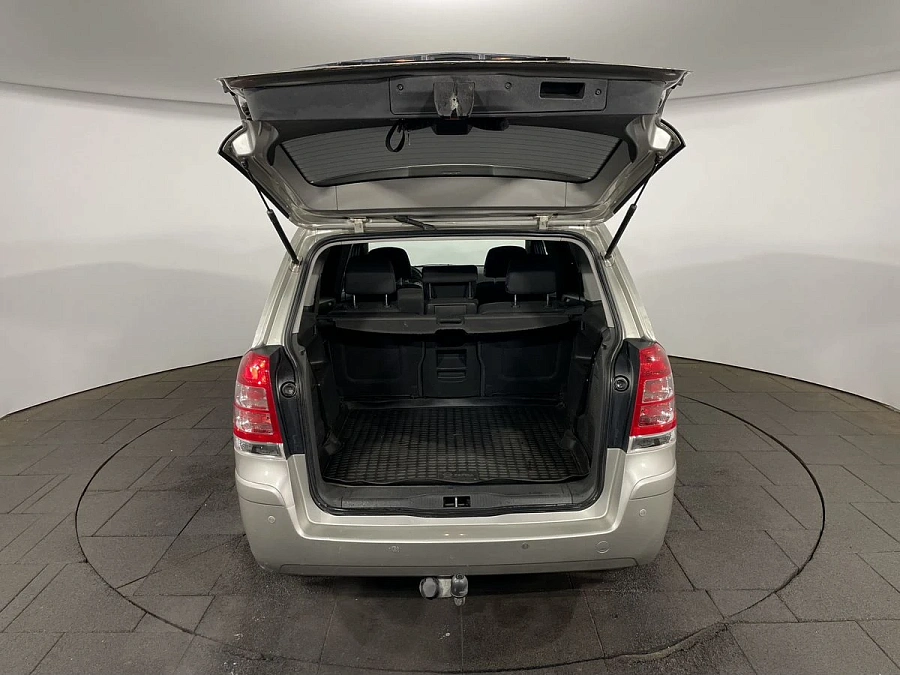 Opel Zafira, 2010г., передний привод, механика