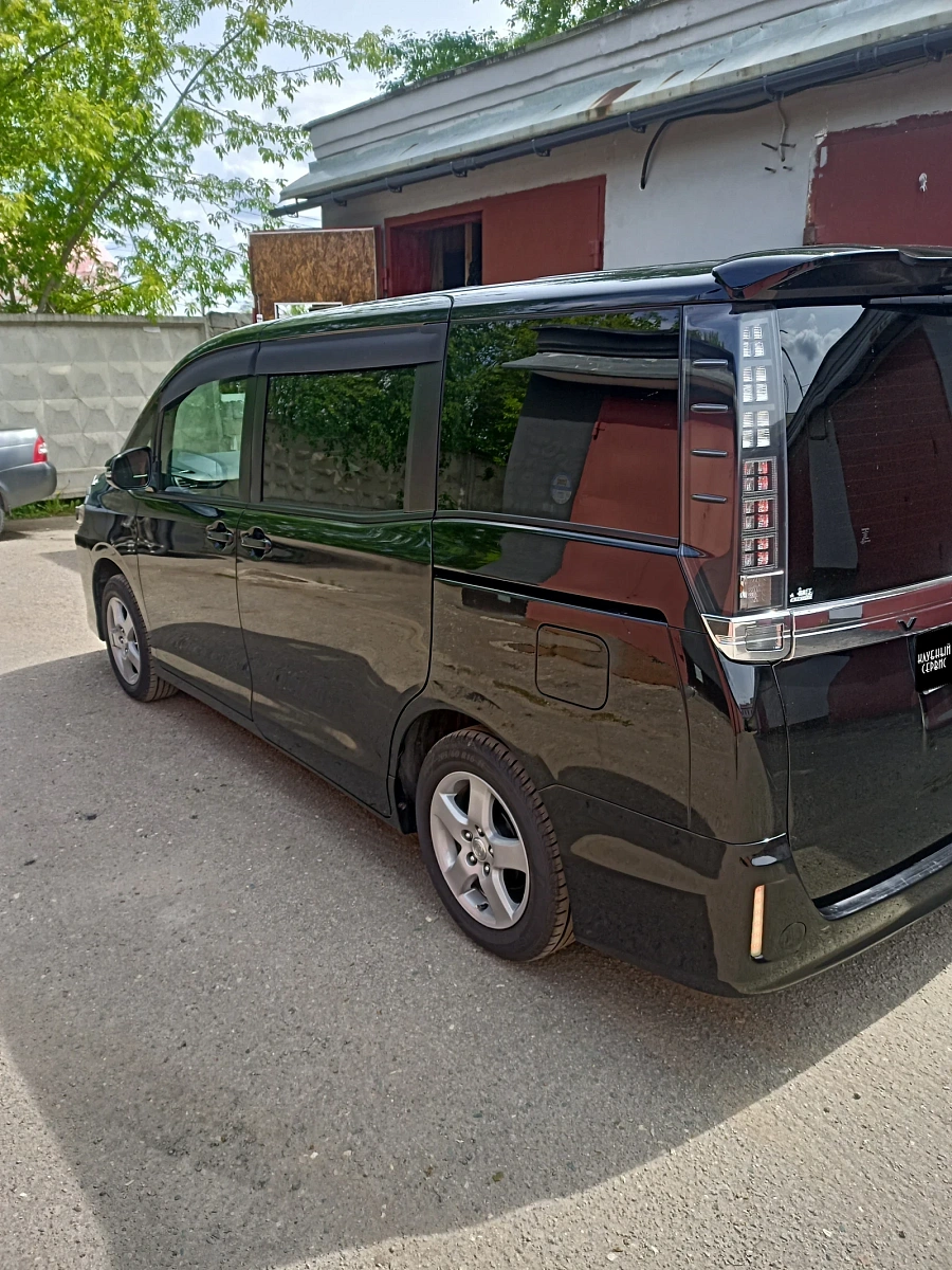 Toyota Voxy, 2014г., передний привод, вариатор