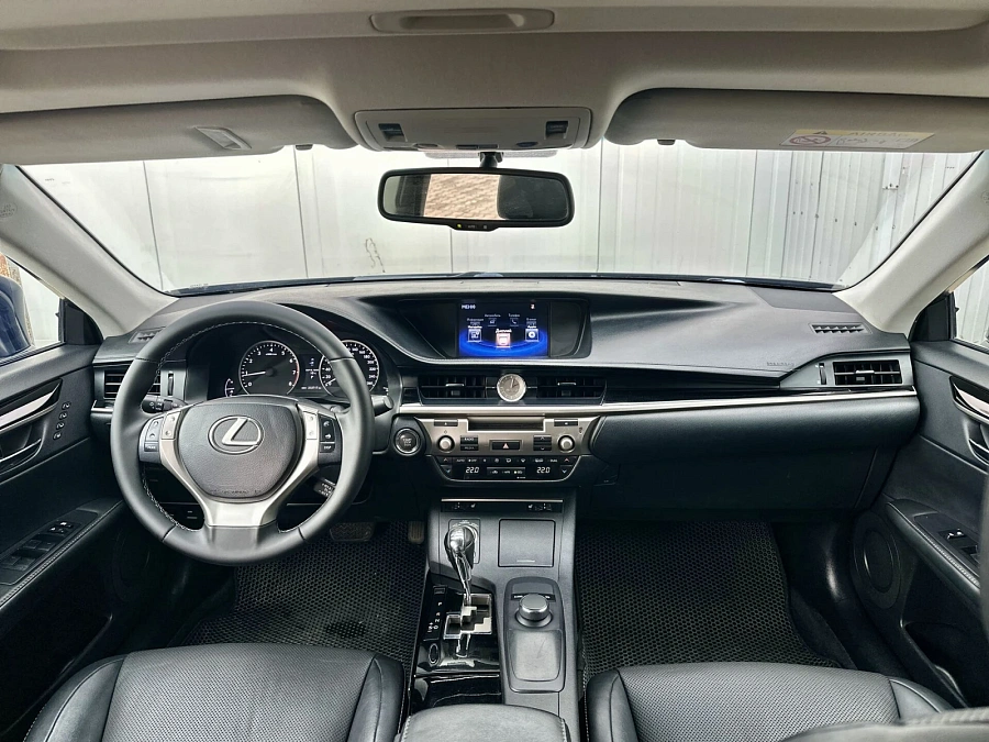 Lexus ES, 2015г., передний привод, автомат
