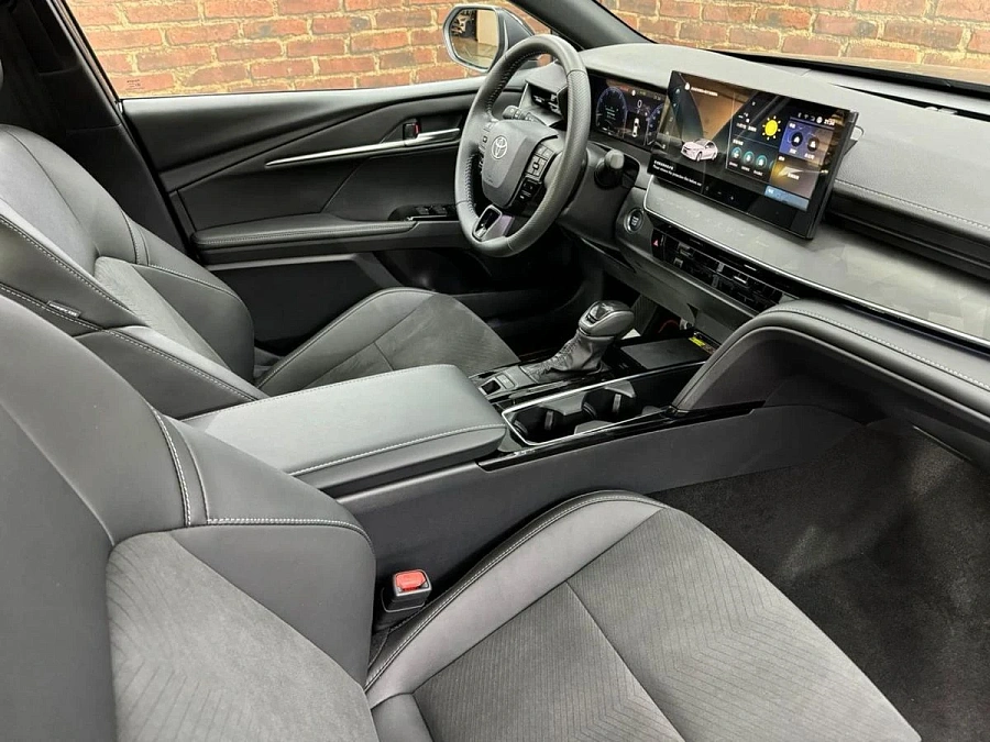 Toyota Camry, 2025г., передний привод, вариатор